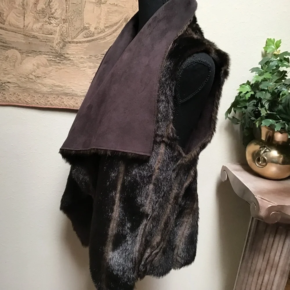 BEBE faux fur vest, the vest is reversible if you take the tags off, size small - Picture 10 of 10